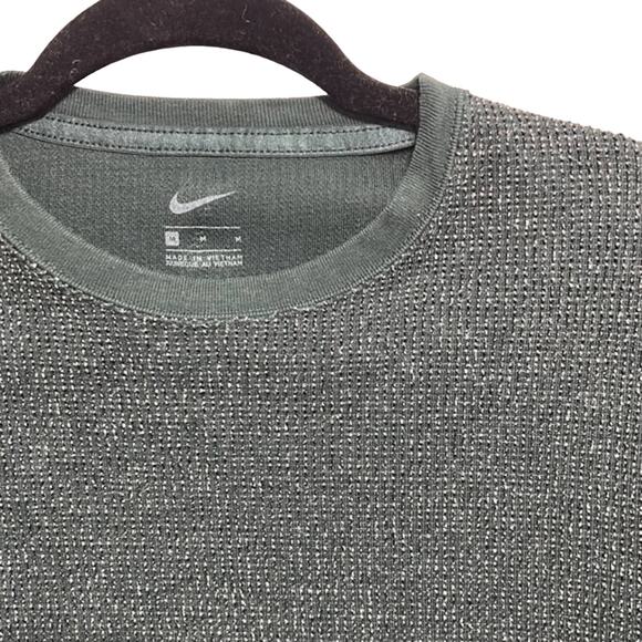 Nike Green Long sleeve raw hem crop top size medium - Picture 2 of 6